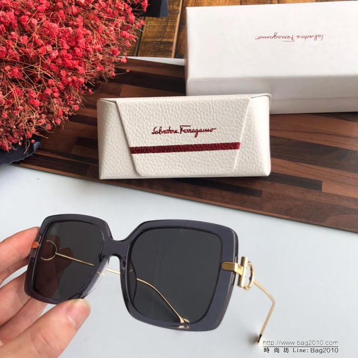 Ferragamo菲拉格慕 新品 方形經典馬蹄扣修鏡腿 女款太陽鏡 SF913S  lly1718